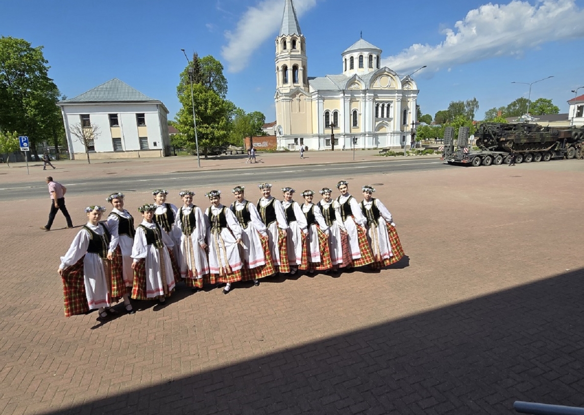Gimnazijos liaudiškų šokių kolektyvas festivalyje „Nepabuvus šokėjėle...“ Ukmergėje.