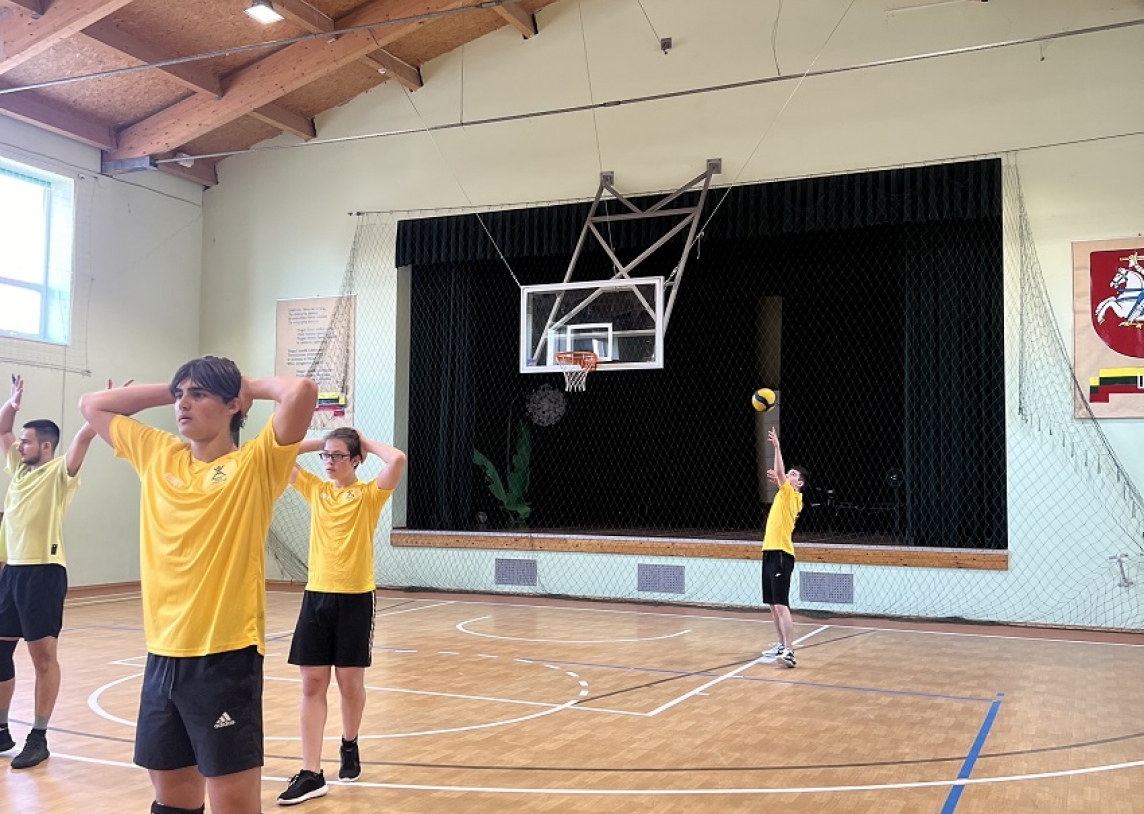 Turgelių ,,Aistuvos” gimnazijoje vyko tinklinio sporto šventė, kurioje dalyvavo mūsų merginų ir vaikinų komandos
